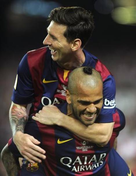 Dani Alves festeggia Messi (Afp)